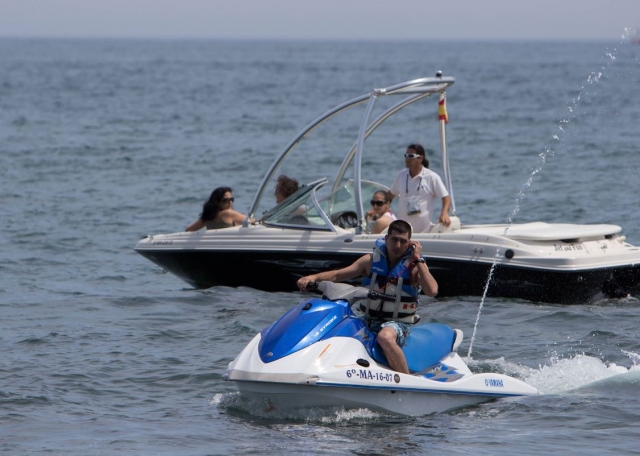 Moto de agua y barco en la Costa del Sol