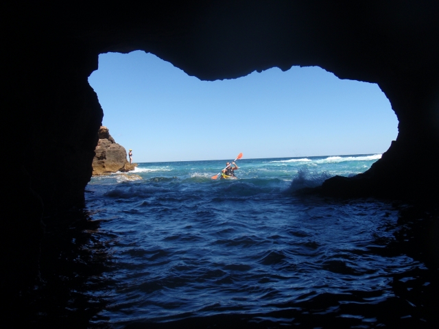 Visitando una de las cuevas