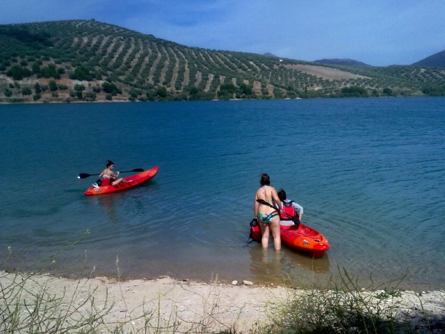 Subiendo a los kayaks en el agua del embalse