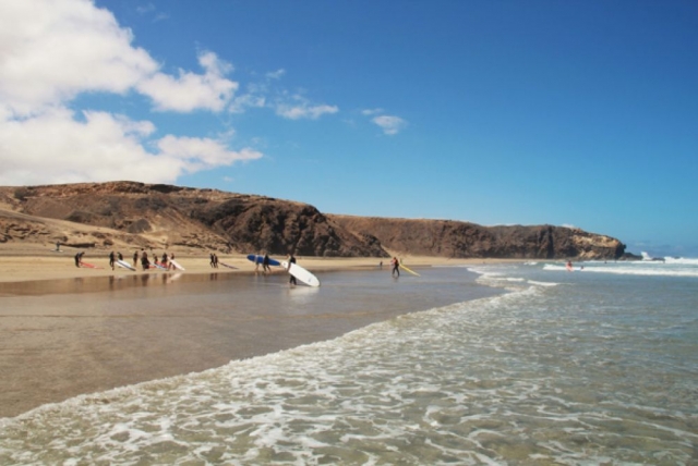  Surfing in the picturesque enclave of Jandía 