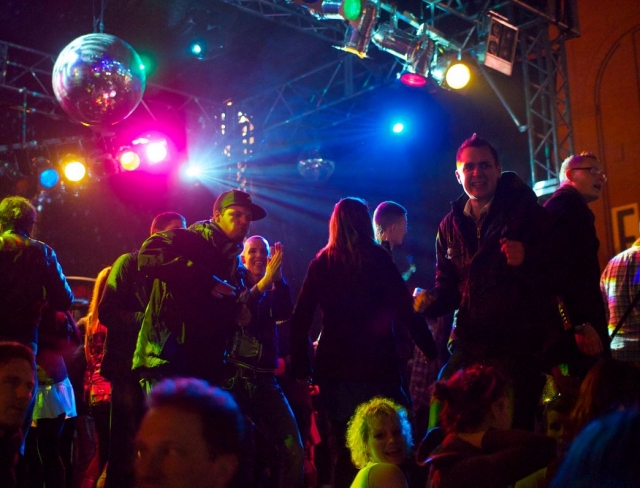  在迪斯科舞厅跳舞