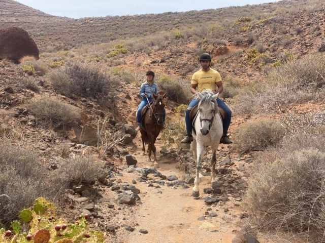 Pareja disfrutando de la ruta a caballo por paisajes canarios
