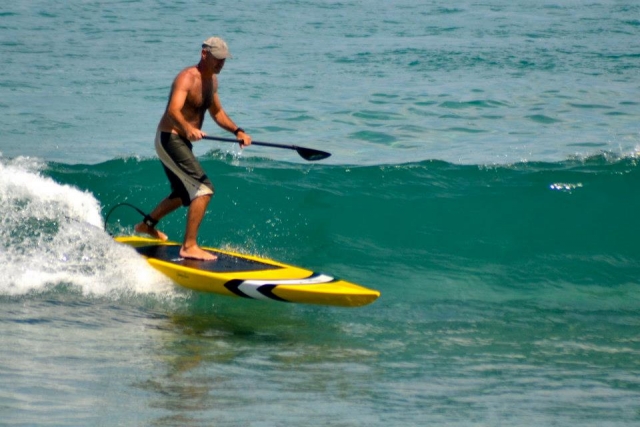 Surfeamos las olas con la ayuda de un remo