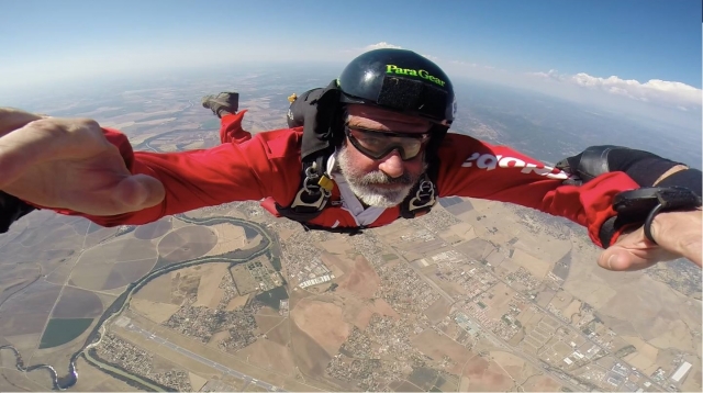 Agarrado al monitor en el salto