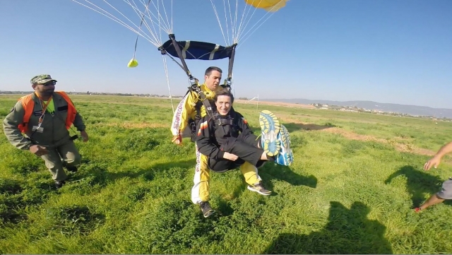 Alcanzando tierra con el paracaidas