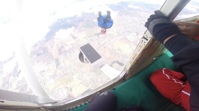 Tirándose de la avioneta
