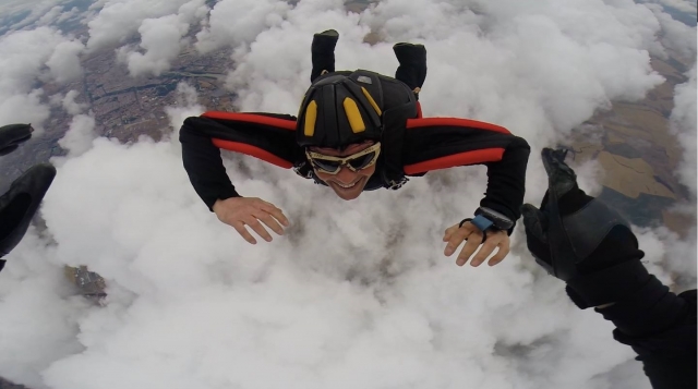 Volando junto al monitor