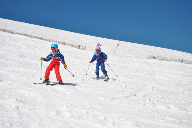  距离马德里几公里的滑雪 