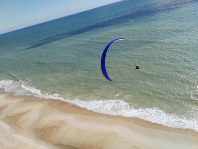 Vuelo por encima de la playa