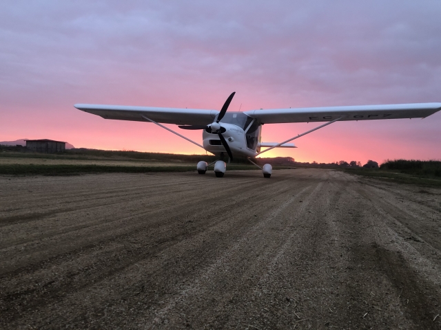  Avião decolando de madrugada 