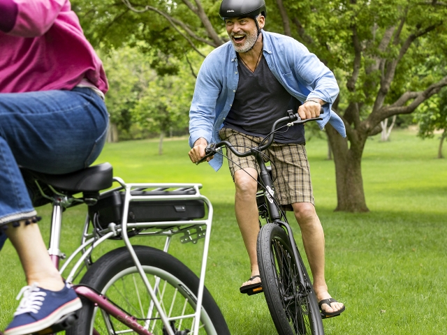 Pareja montando en bicicleta