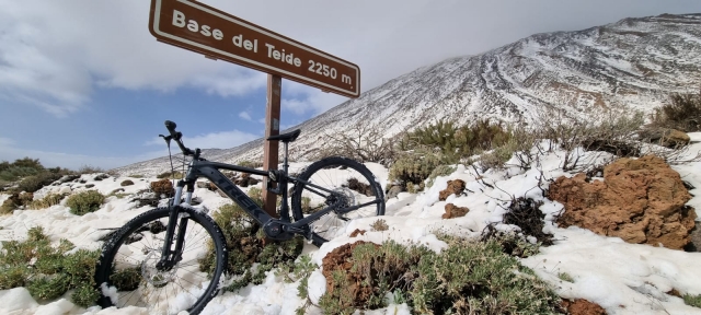 Paseo en bicicleta por la nieve en las faldas del Teide