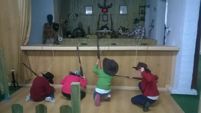 Agachandose en la galeria