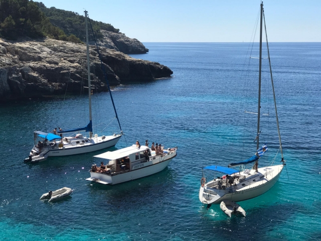 Barcos en cala menorquina