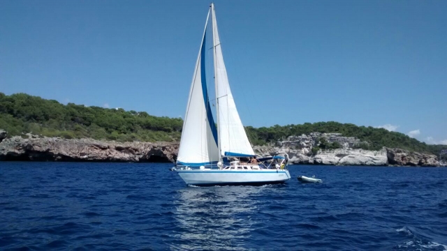 Barco navegando en Menorca