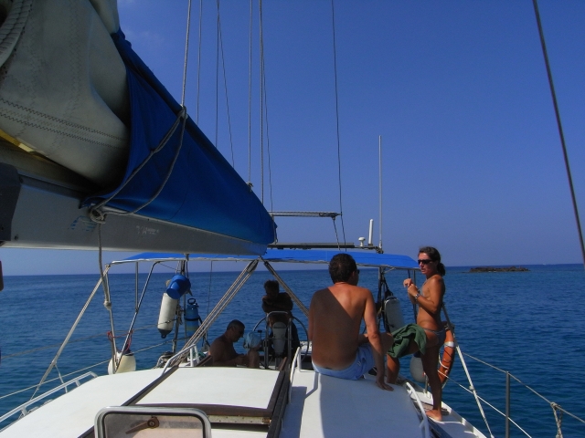 Descansando en la cubierta del barco en Menorca