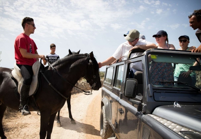 Saludando al caballo desde el todoterreno