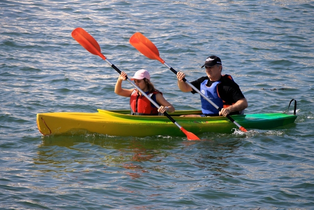  Sharing a kayak 