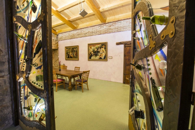 Degusta nuestros vinos en el salón