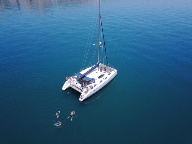 Velero navegando en el Mediterráneo