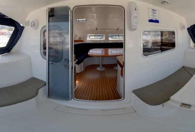 interior del catamaran