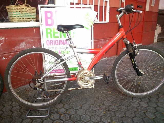  Bicicleta vermelha para alugar em Sevilha 