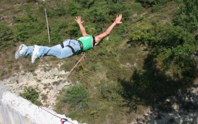Salto al vacío desde el puente