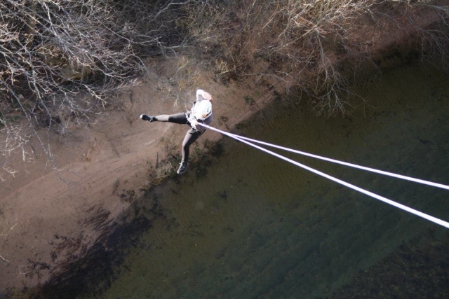 Colgado de las cuerdas del puenting
