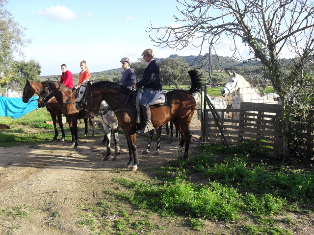 Monitor y excursionistas