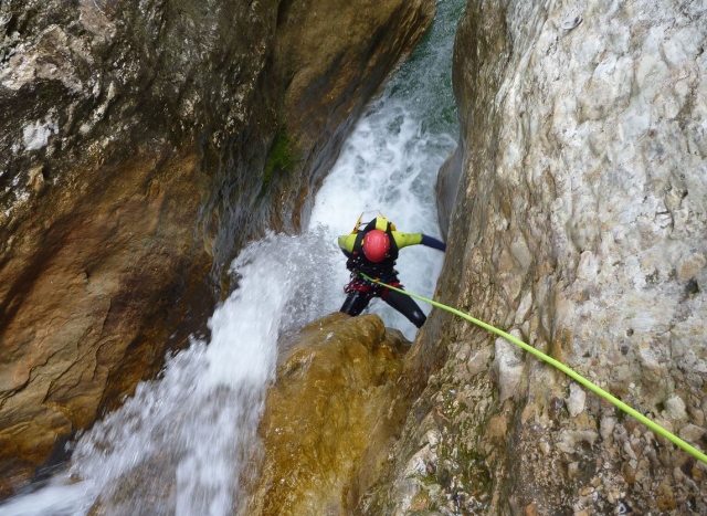 Descenso hacia las aguas bravas en rapel