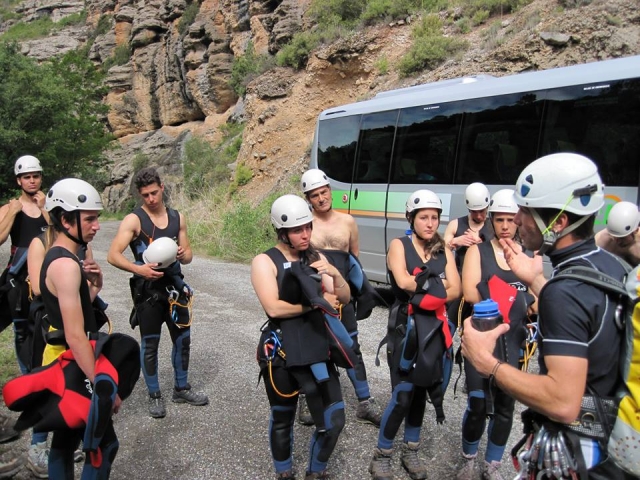 Preparacion de barranquistas junto al bus