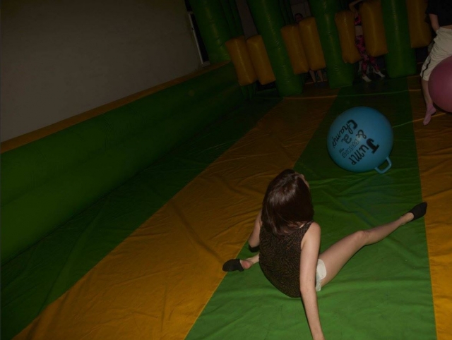 Sentada en los hinchables