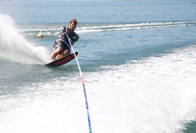 Navegando con la tabla en la presa