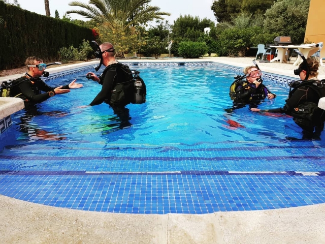 Aprendiendo a bucear en la piscina