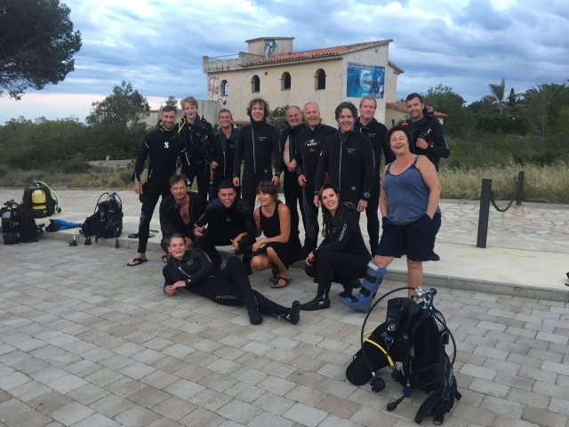 Buceadores junto al equipo