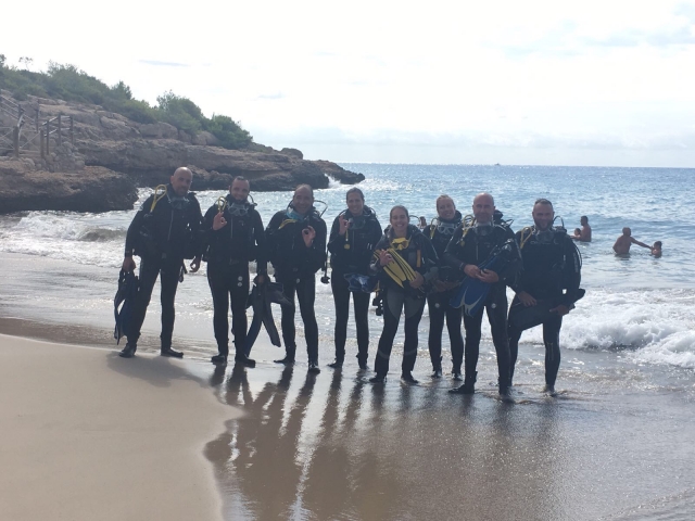 Buzos en la orilla del mar