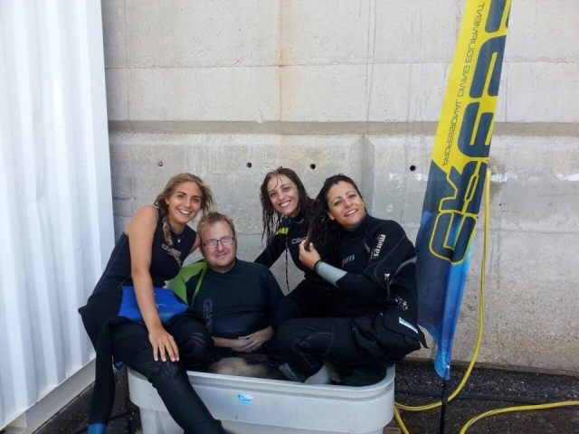 Equipo de buzos endulzándose