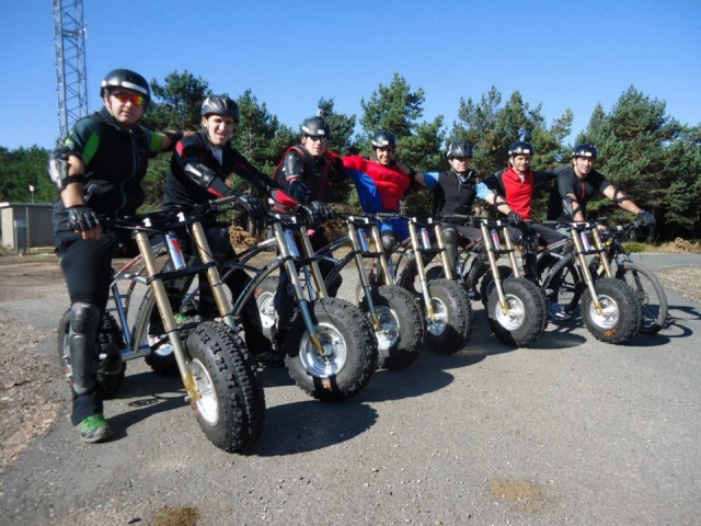 Protegidos con cascos en las bicis