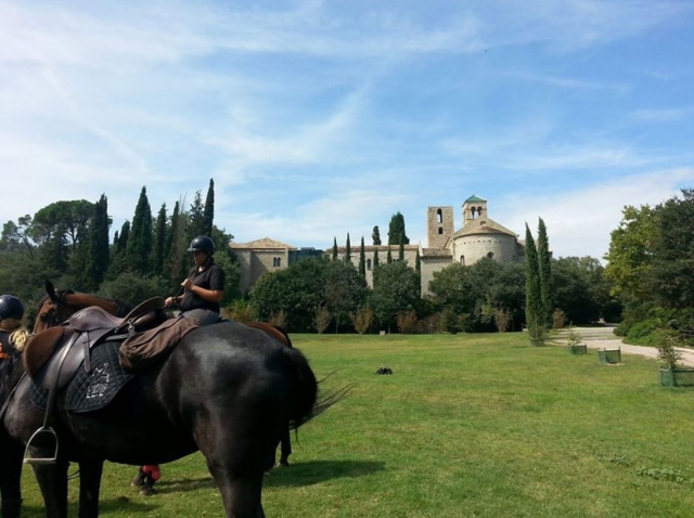A caballo junto al Monasterio de San Benet