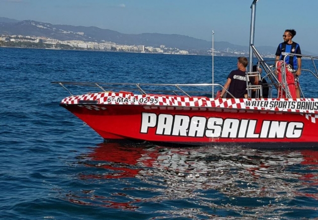 Barco de parasailing en Marbella
