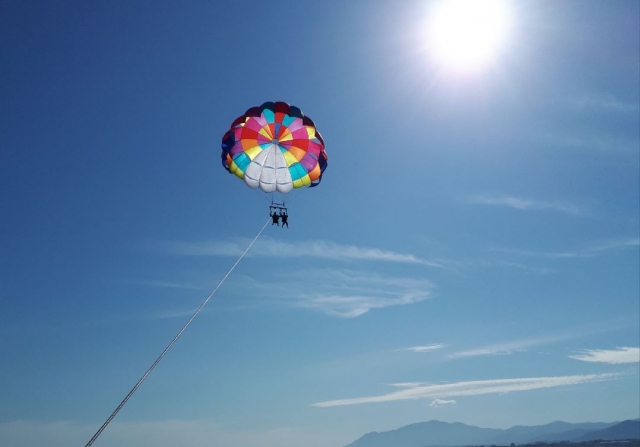 En parascending bajo el sol de Marbella