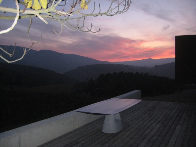 una mesa blanca con un atardecer de fondo 