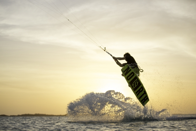 Saltando sobre la tabla de kite