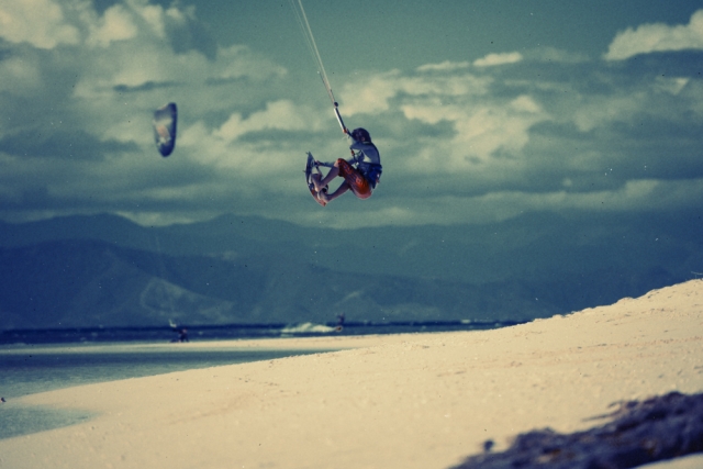 Haciendo kitesurf