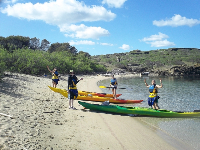 En la orilla con los kayaks