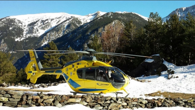  Hélicoptère au dessus de la neige 