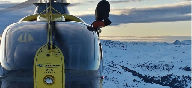  Survol des montagnes enneigées 