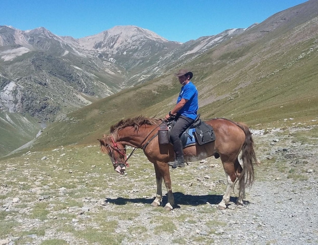 Con el caballo a los pies de las montanas
