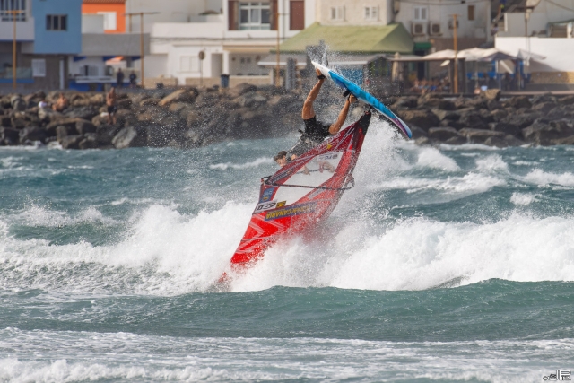 Demostrando las cualidades del windsurf