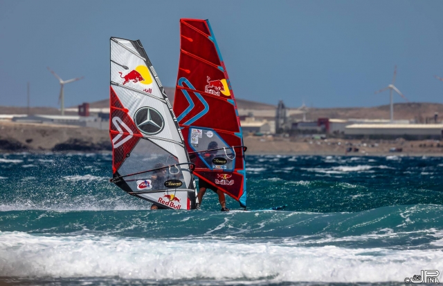 Amigos disfrutando del windsurf en Gran Canaria